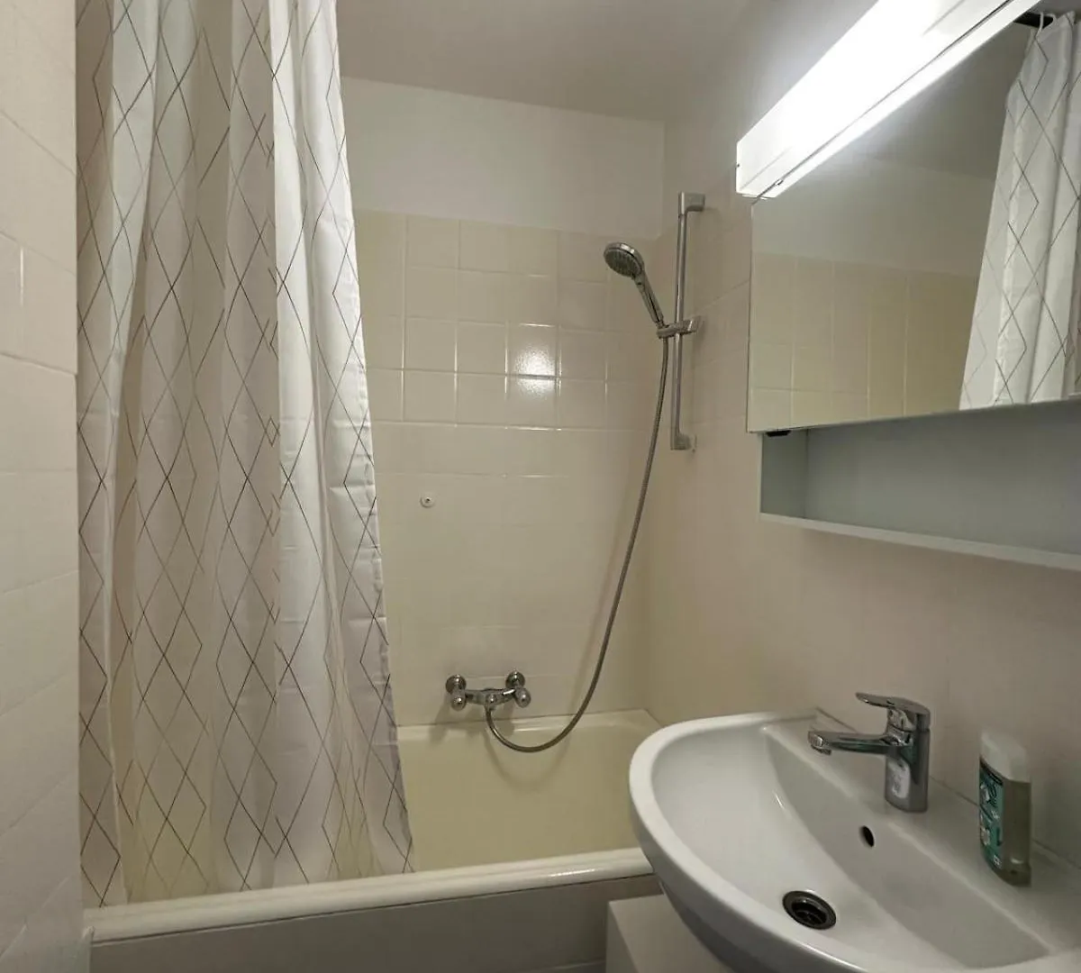 01 Convenient Central Studio - Station Station Genewa Apartament